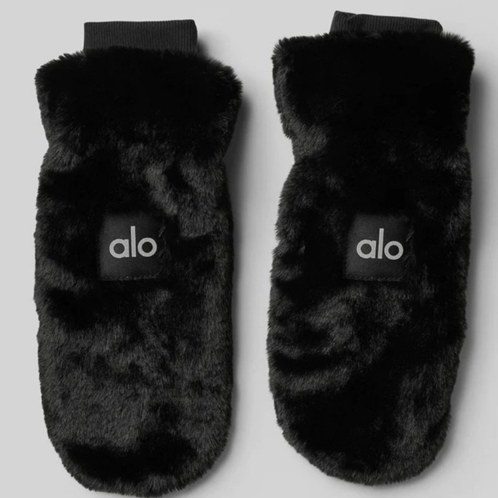 NWT ALO Yoga Faux Fur Mittens in black! Women Size M/L